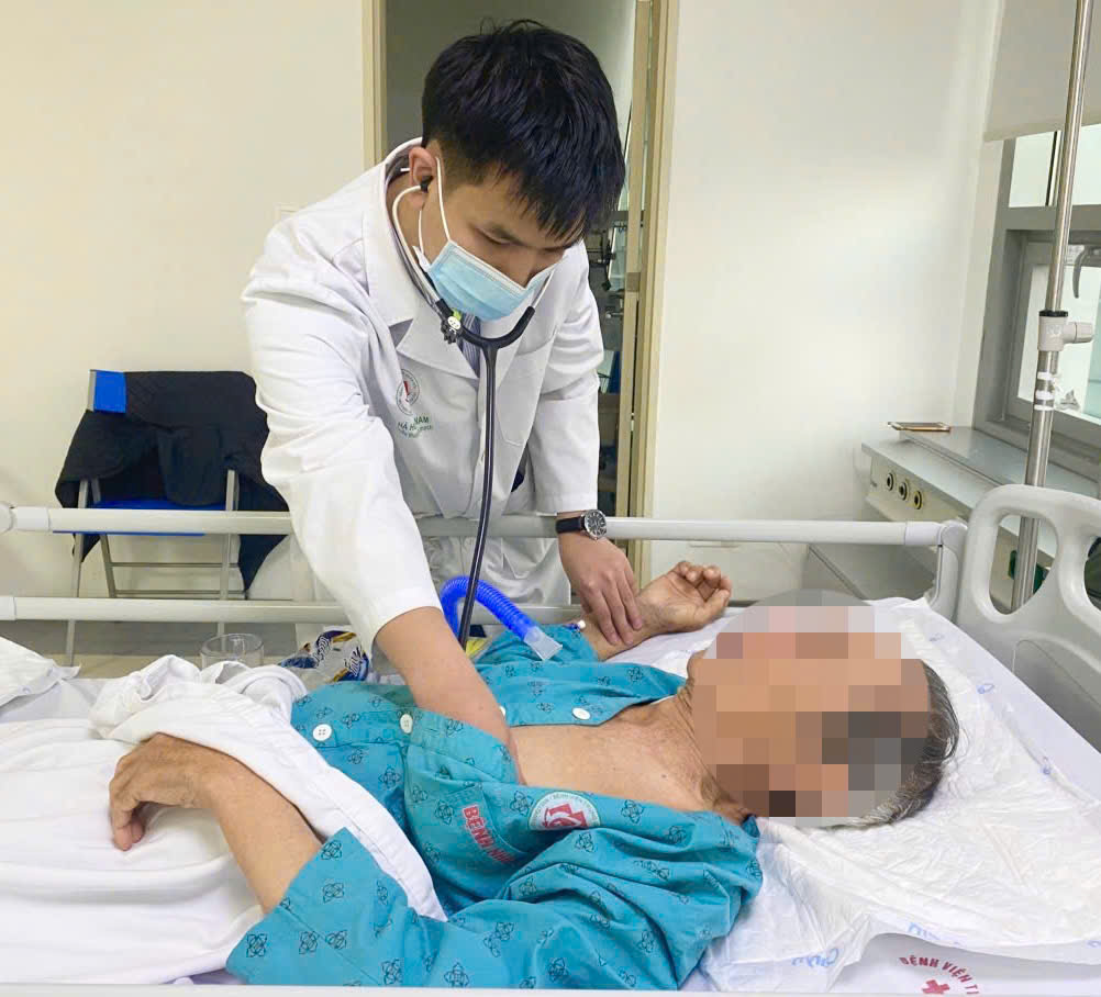 Đau bụng quanh rốn, người đàn ông bất ngờ bị vỡ phình động mạch chủ bụng, rơi vào nguy kịch - Ảnh 1. Đau bụng quanh rốn, người đàn ông bất ngờ bị vỡ phình động mạch chủ bụng, rơi vào nguy kịch - Ảnh 1.