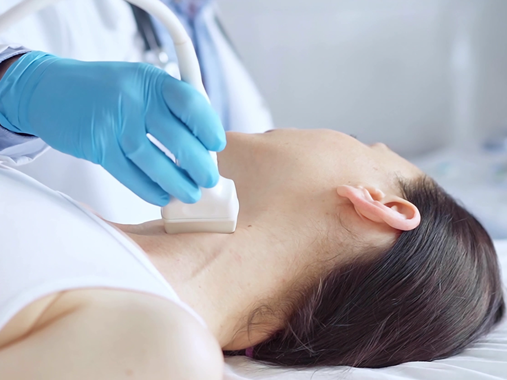 Bei jedem mit diesem Symptom sollte die Schilddrüse so schnell wie möglich untersucht werden – Foto 2. Ai có dấu hiệu này cần đi khám tuyến giáp ngay càng sớm càng tốt- Ảnh 2.