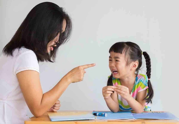 12 sai lầm của cha mẹ khi kèm con học ở nhà khiến trẻ càng học càng kém