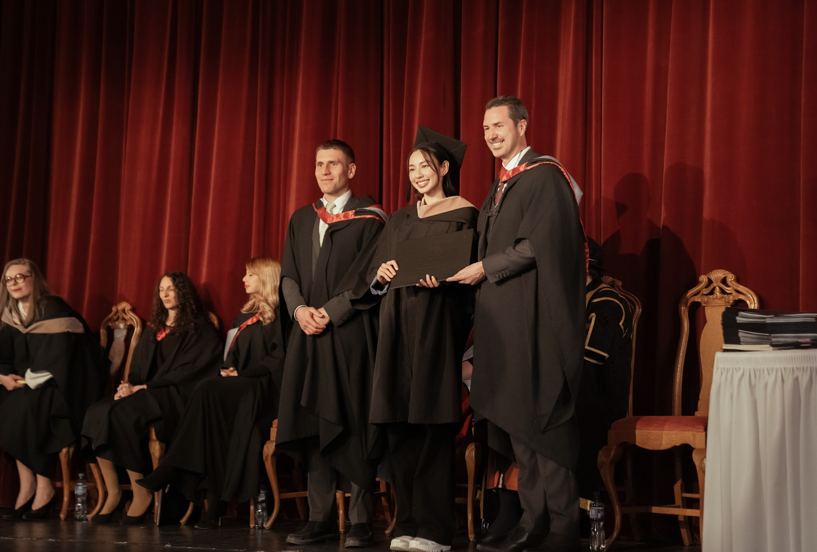 Hành động đáng yêu của Thùy Tiên khi nhận bằng tốt nghiệp Thạc sĩ ở Thụy Sĩ- Ảnh 1. Hành động đáng yêu của Thùy Tiên khi nhận bằng tốt nghiệp Thạc sĩ ở Thụy Sĩ- Ảnh 1.