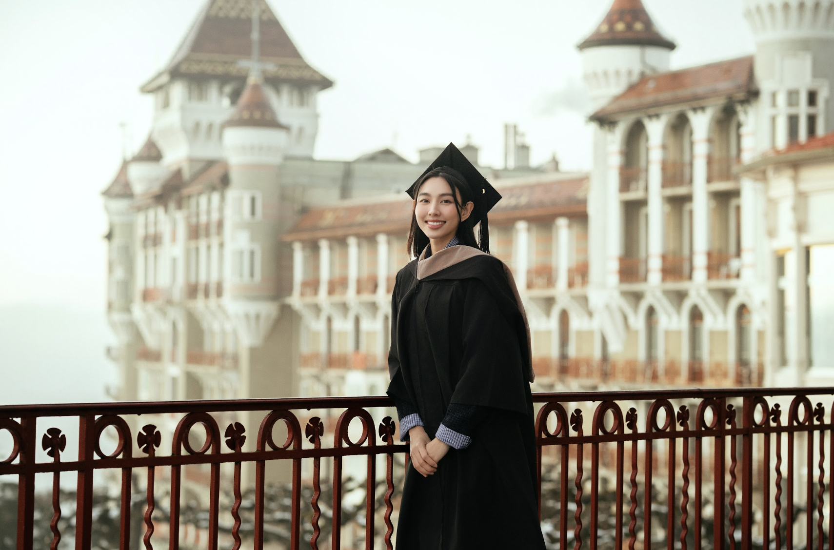 Hành động đáng yêu của Thùy Tiên khi nhận bằng tốt nghiệp Thạc sĩ ở Thụy Sĩ- Ảnh 4. Hành động đáng yêu của Thùy Tiên khi nhận bằng tốt nghiệp Thạc sĩ ở Thụy Sĩ- Ảnh 4.