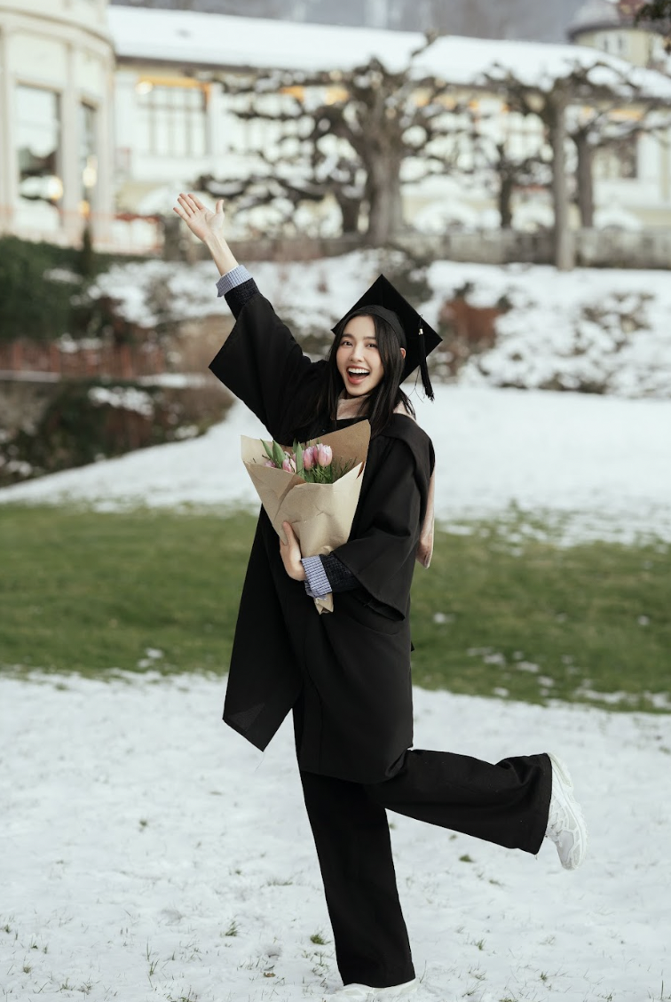 Hành động đáng yêu của Thùy Tiên khi nhận bằng tốt nghiệp Thạc sĩ ở Thụy Sĩ- Ảnh 5. Hành động đáng yêu của Thùy Tiên khi nhận bằng tốt nghiệp Thạc sĩ ở Thụy Sĩ- Ảnh 5.