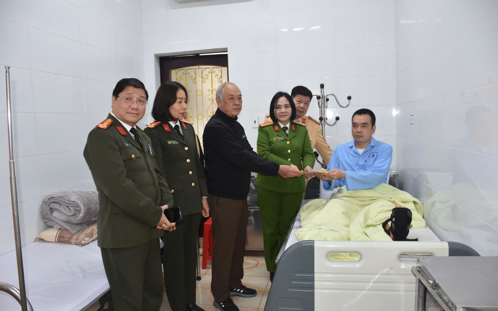 Ph&aacute;t hiện l&ocirc; h&agrave;ng lậu hơn 6 tỷ đồng tr&ecirc;n chiếc xe lạng l&aacute;ch bỏ chạy khi gặp c&ocirc;ng an - Ảnh 3.