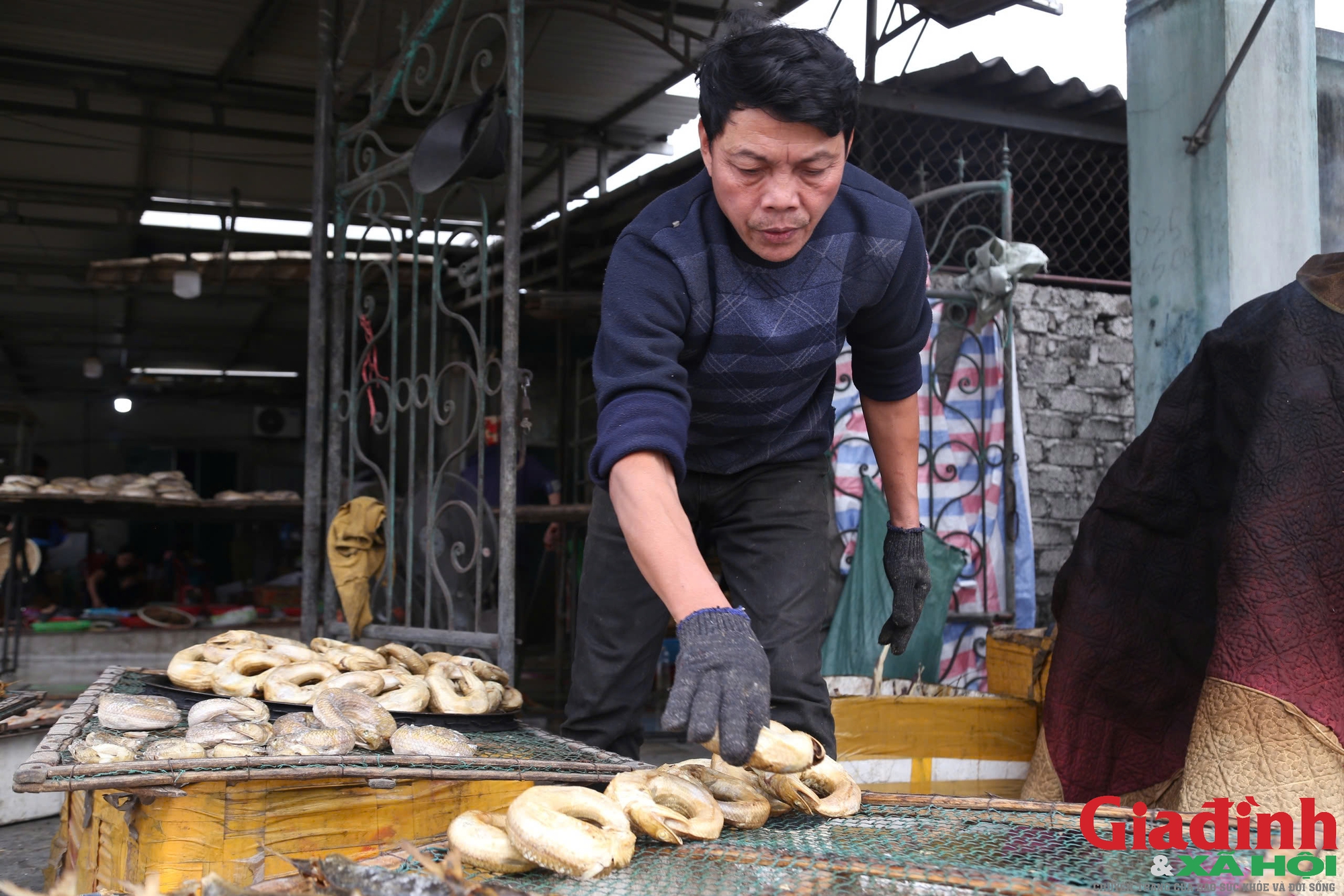 Làng chài đỏ lửa suốt ngày đêm nướng ‘cá ông trời’ vụ Tết- Ảnh 4.