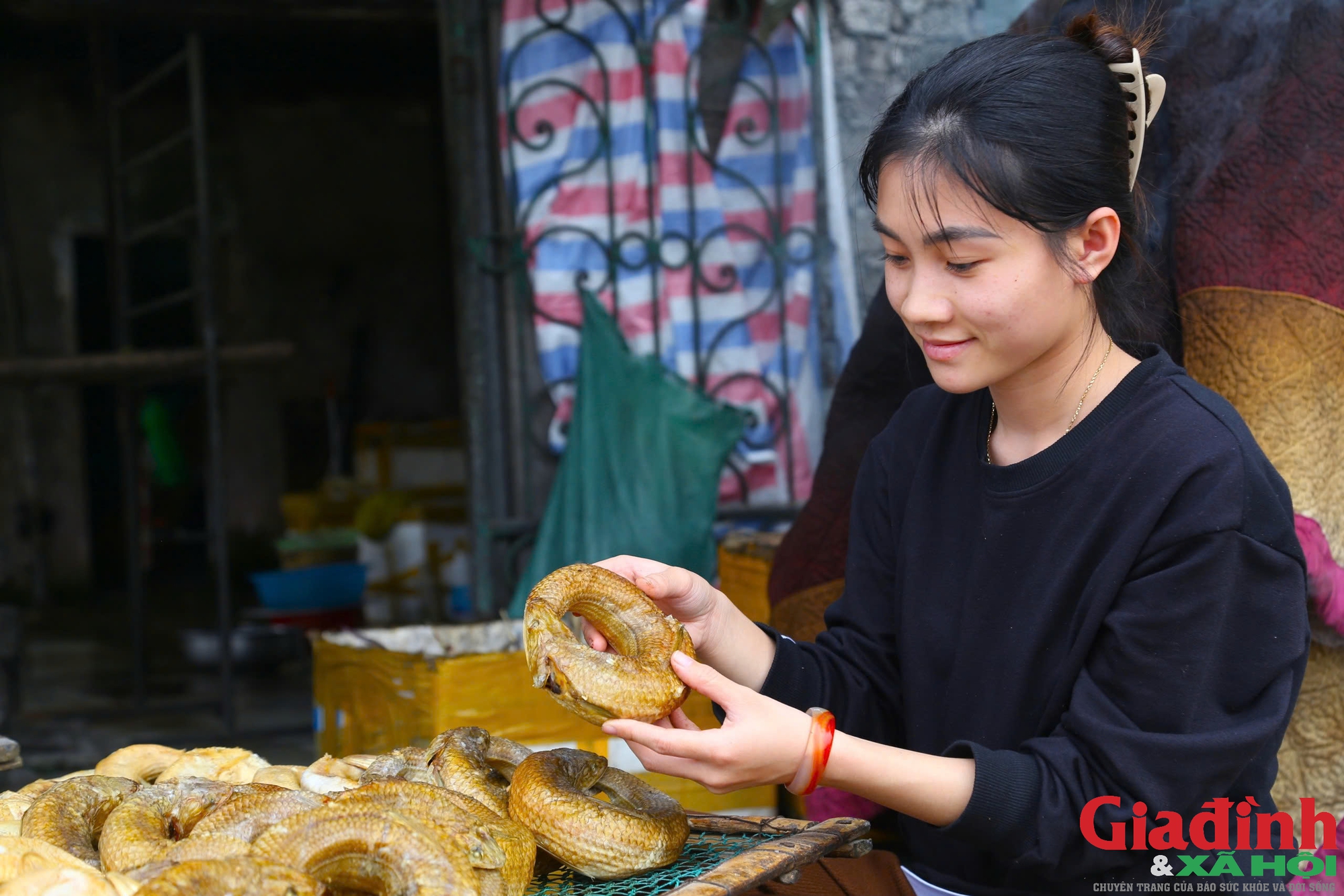 Làng chài đỏ lửa suốt ngày đêm nướng ‘cá ông trời’ vụ Tết- Ảnh 5.