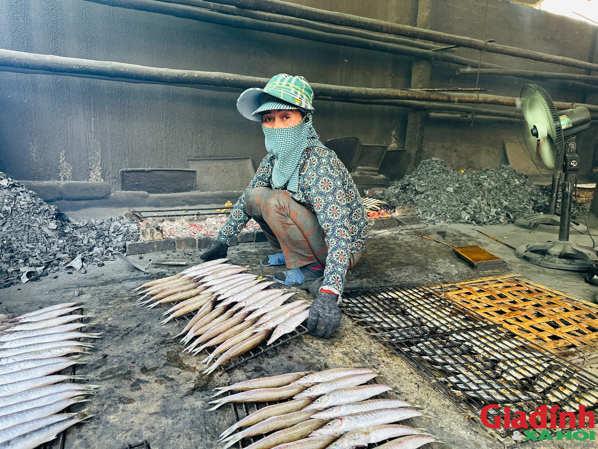 Làng chài đỏ lửa suốt ngày đêm nướng ‘cá ông trời’ vụ Tết- Ảnh 10.