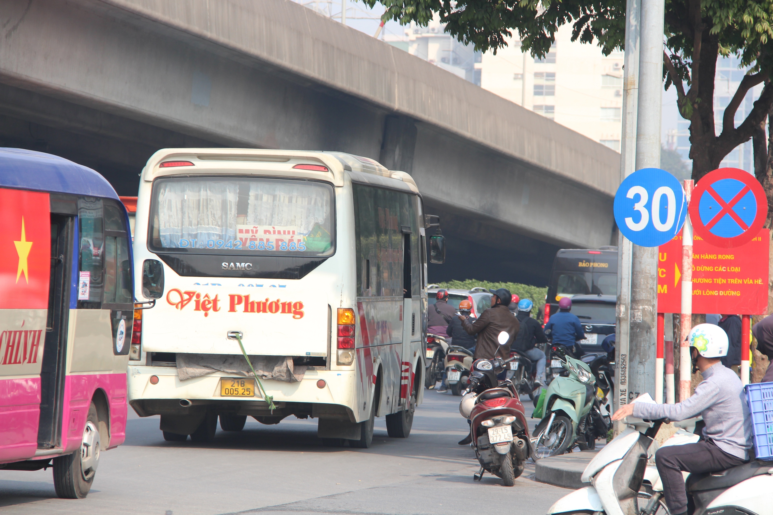 Mực phạt khi vượt đèn đỏ tăng cao nhưng nhiều trường hợp ở Hà Nội vẫn vi phạm - Ảnh 16.