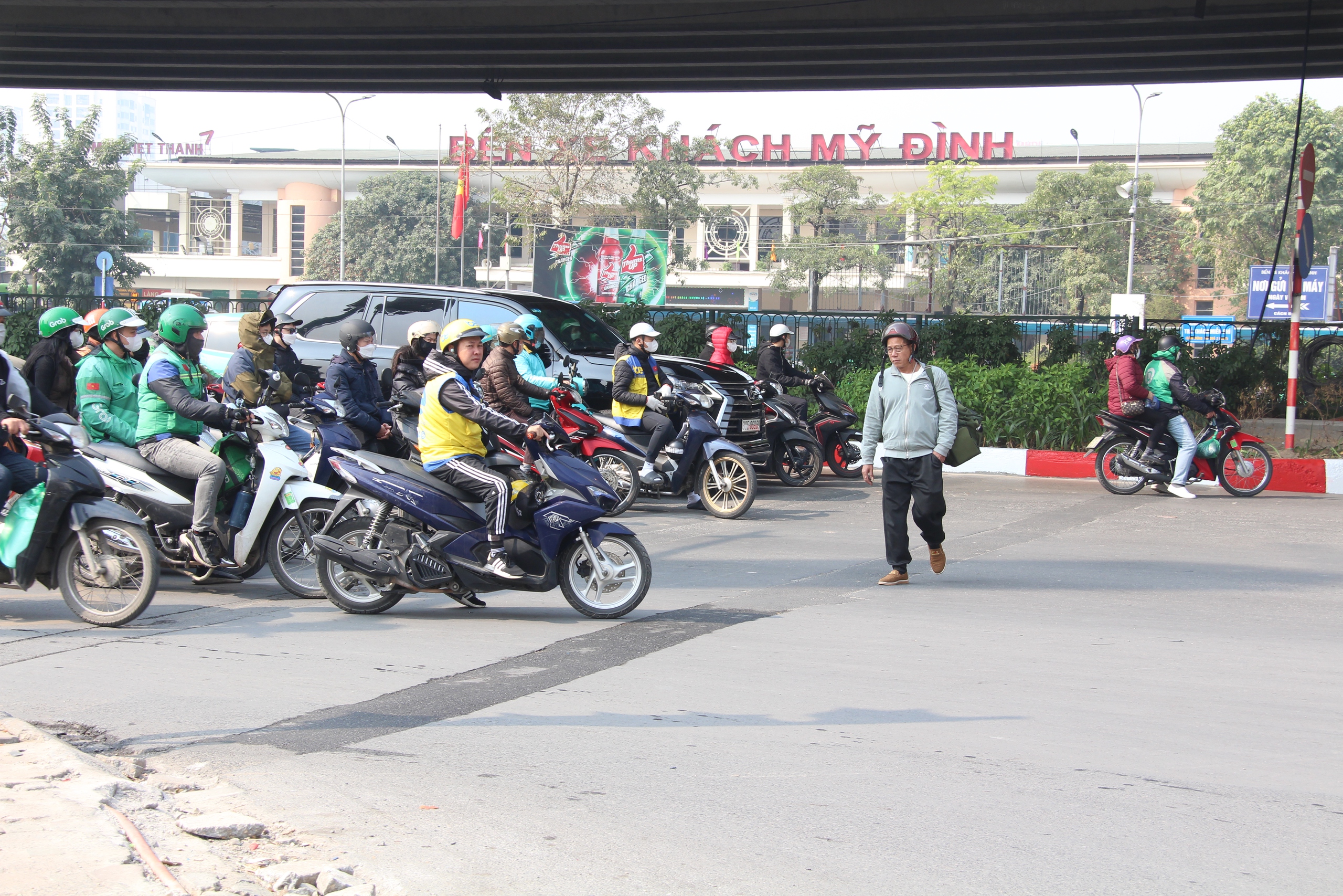 Mực phạt khi vượt đèn đỏ tăng cao nhưng nhiều trường hợp ở Hà Nội vẫn vi phạm - Ảnh 14.