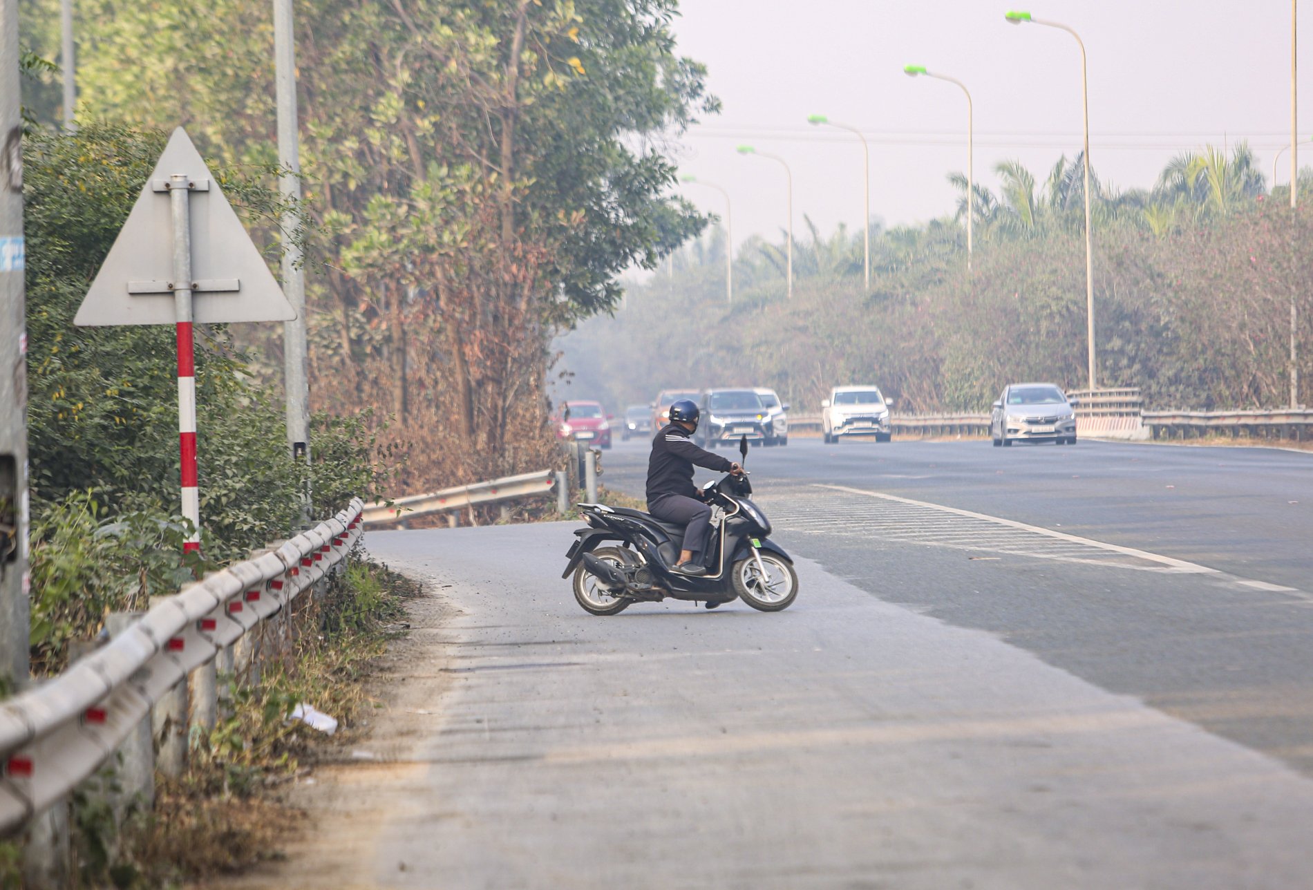 Mực phạt khi vượt đèn đỏ tăng cao nhưng nhiều trường hợp ở Hà Nội vẫn vi phạm - Ảnh 6.