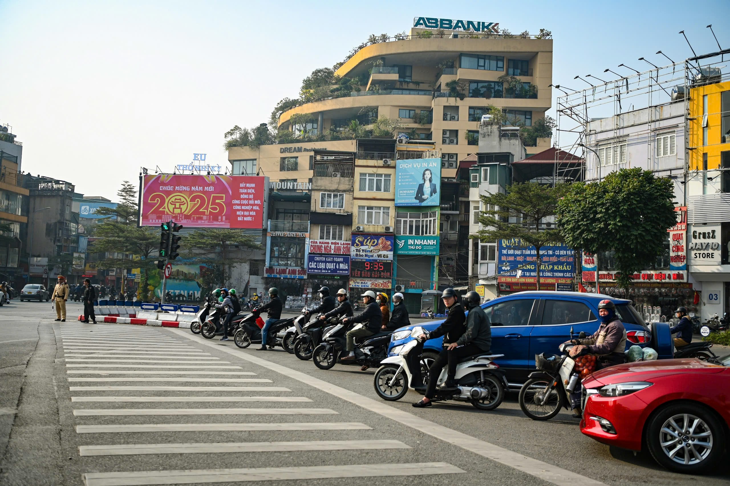 Mực phạt khi vượt đèn đỏ tăng cao nhưng nhiều trường hợp ở Hà Nội vẫn vi phạm - Ảnh 1.