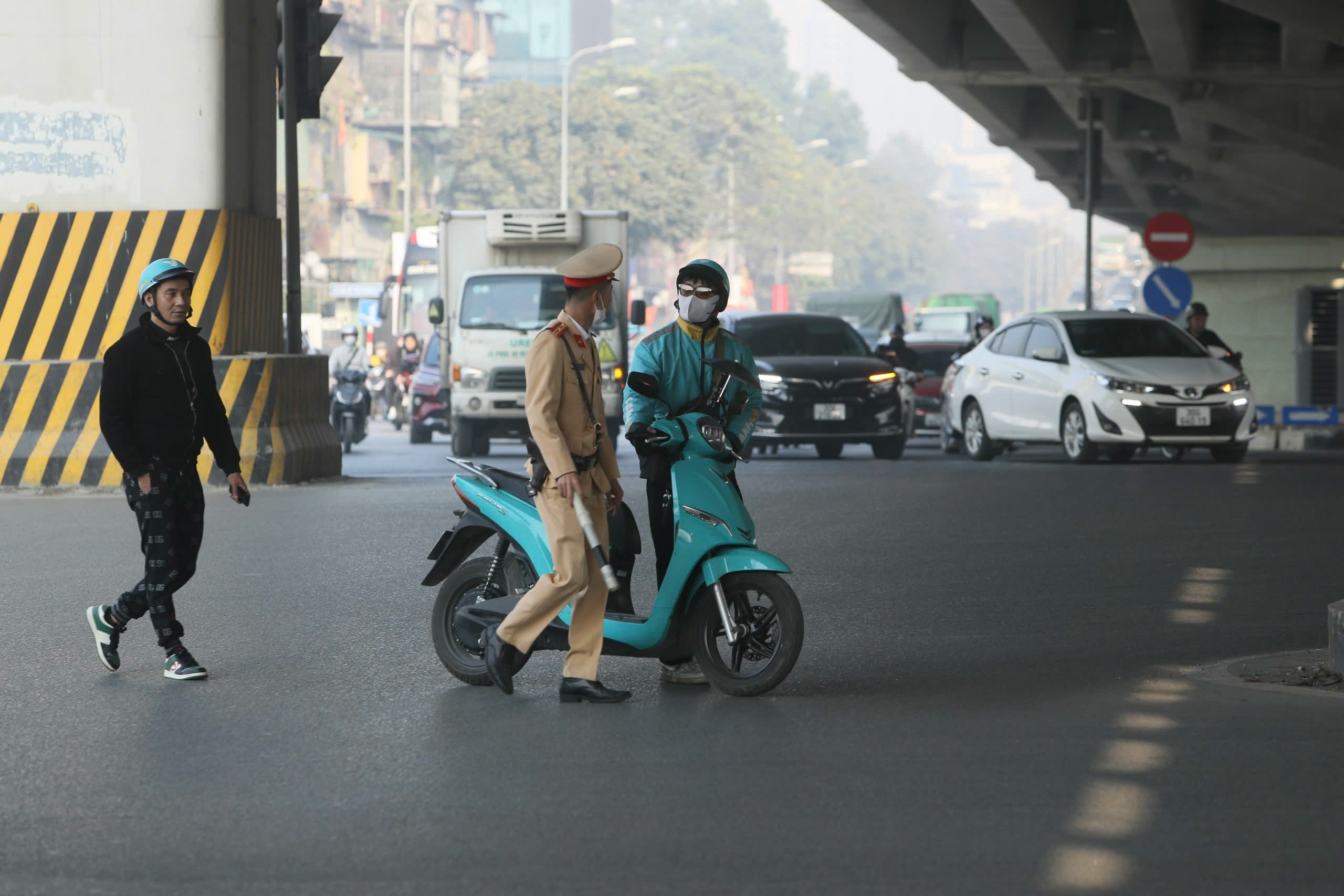 Mực phạt khi vượt đèn đỏ tăng cao nhưng nhiều trường hợp ở Hà Nội vẫn vi phạm - Ảnh 8.