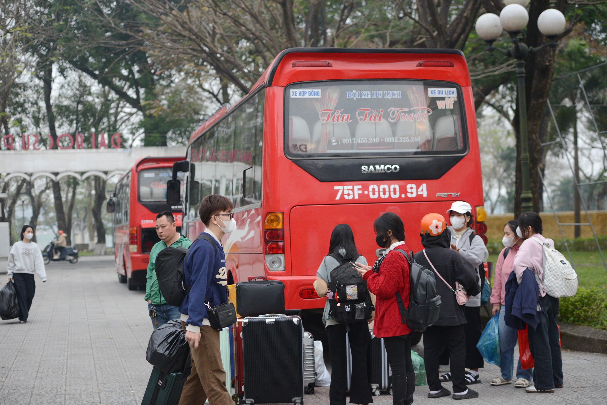 Ấm áp chuyến xe yêu thương đưa hàng trăm sinh viên về quê đón Tết - Ảnh 2.