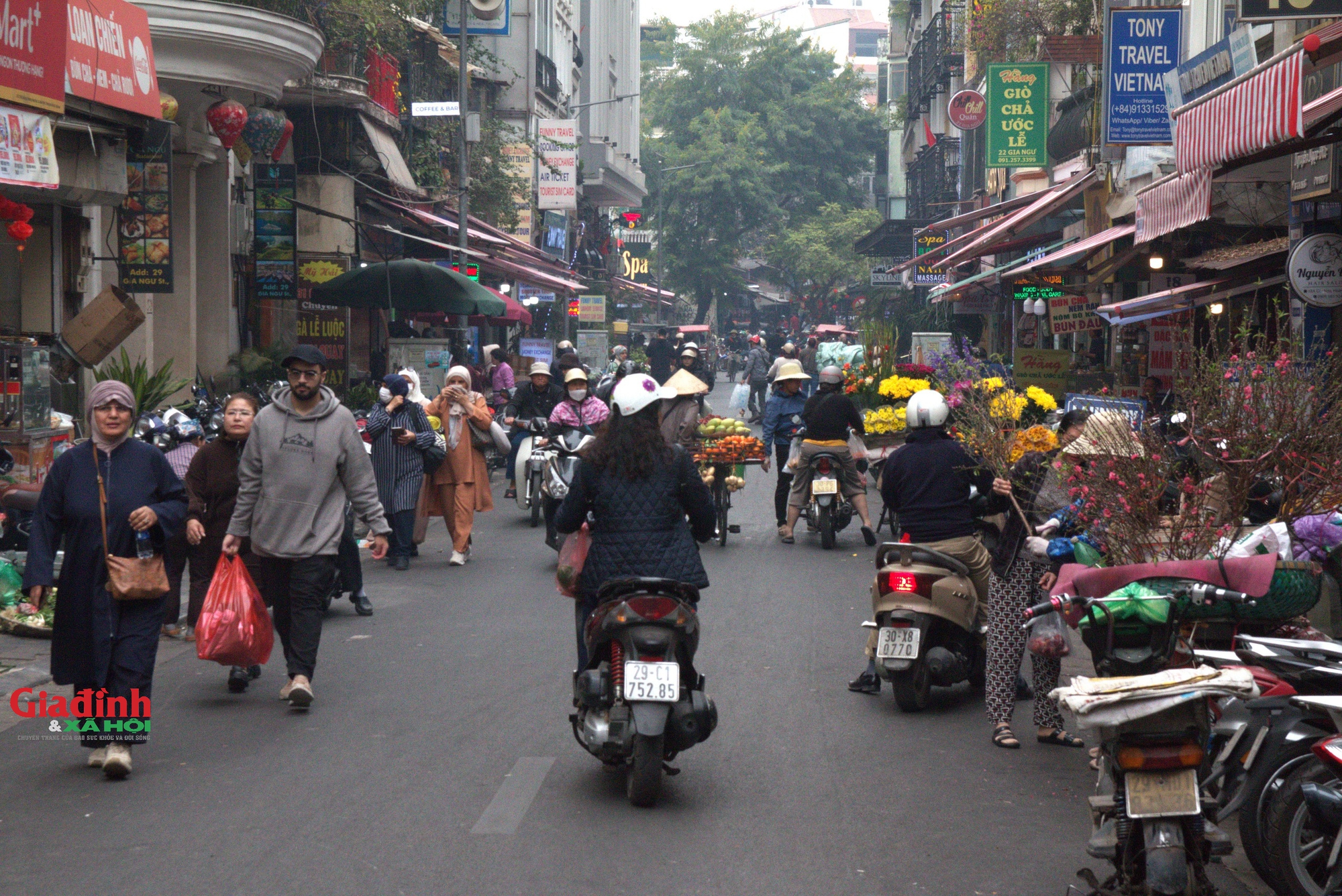 Hà Nội: Người dân chen chân đi 'chợ nhà giàu' mua đồ cúng ông Công, ông Táo - Ảnh 1.