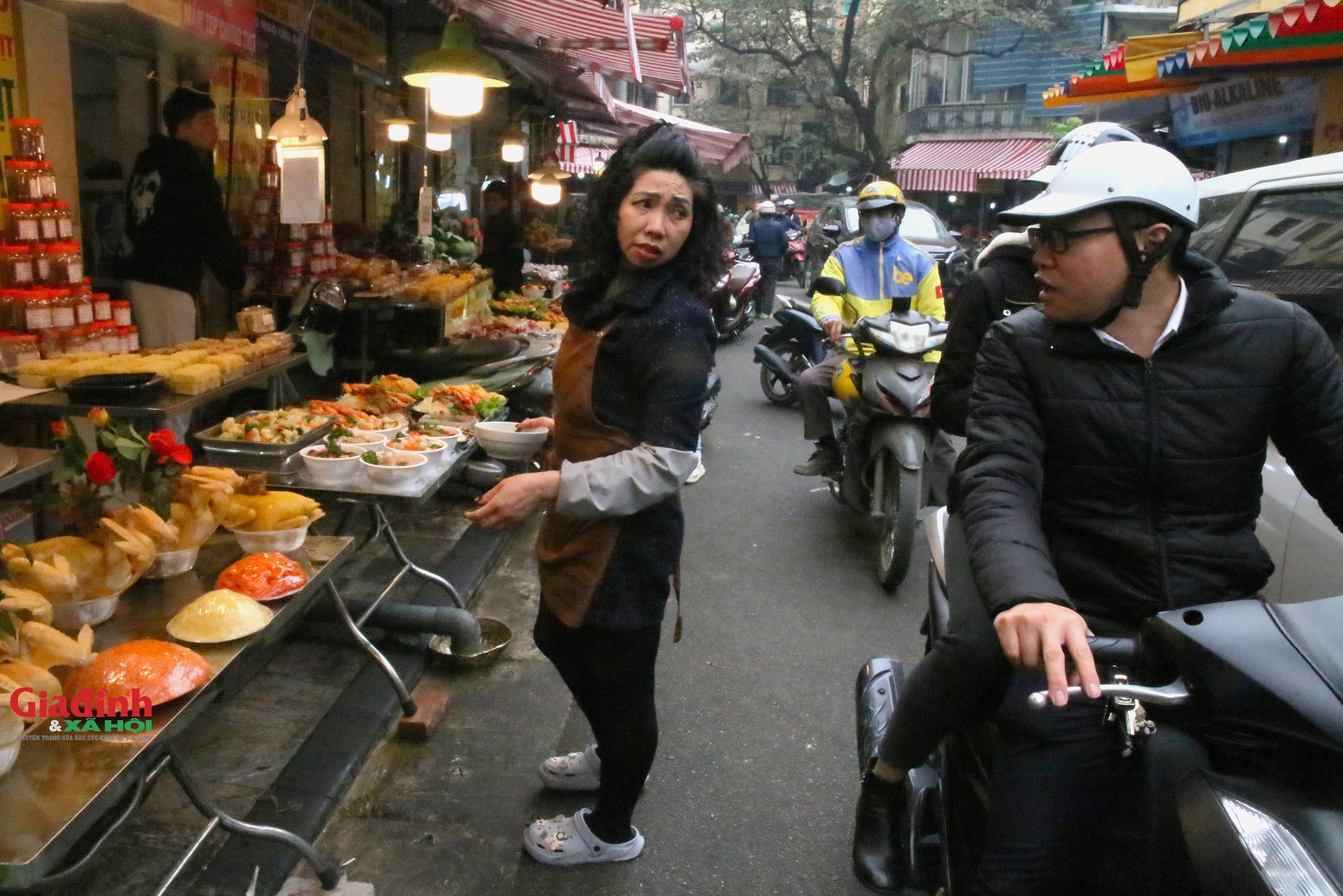 Hà Nội: Người dân chen chân đi 'chợ nhà giàu' mua đồ cúng ông Công, ông Táo - Ảnh 2.