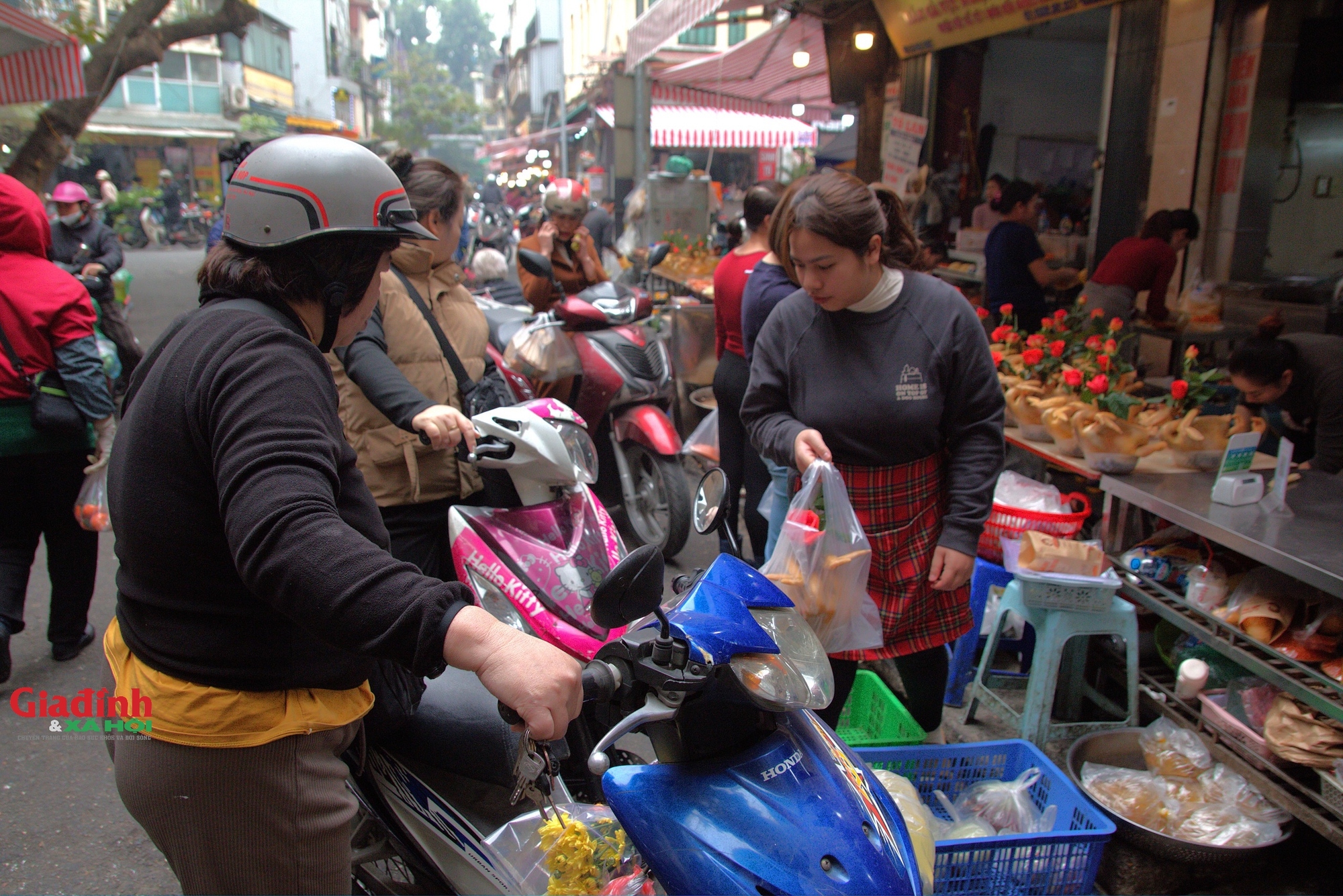 Hà Nội: Người dân chen chân đi 'chợ nhà giàu' mua đồ cúng ông Công, ông Táo - Ảnh 7.