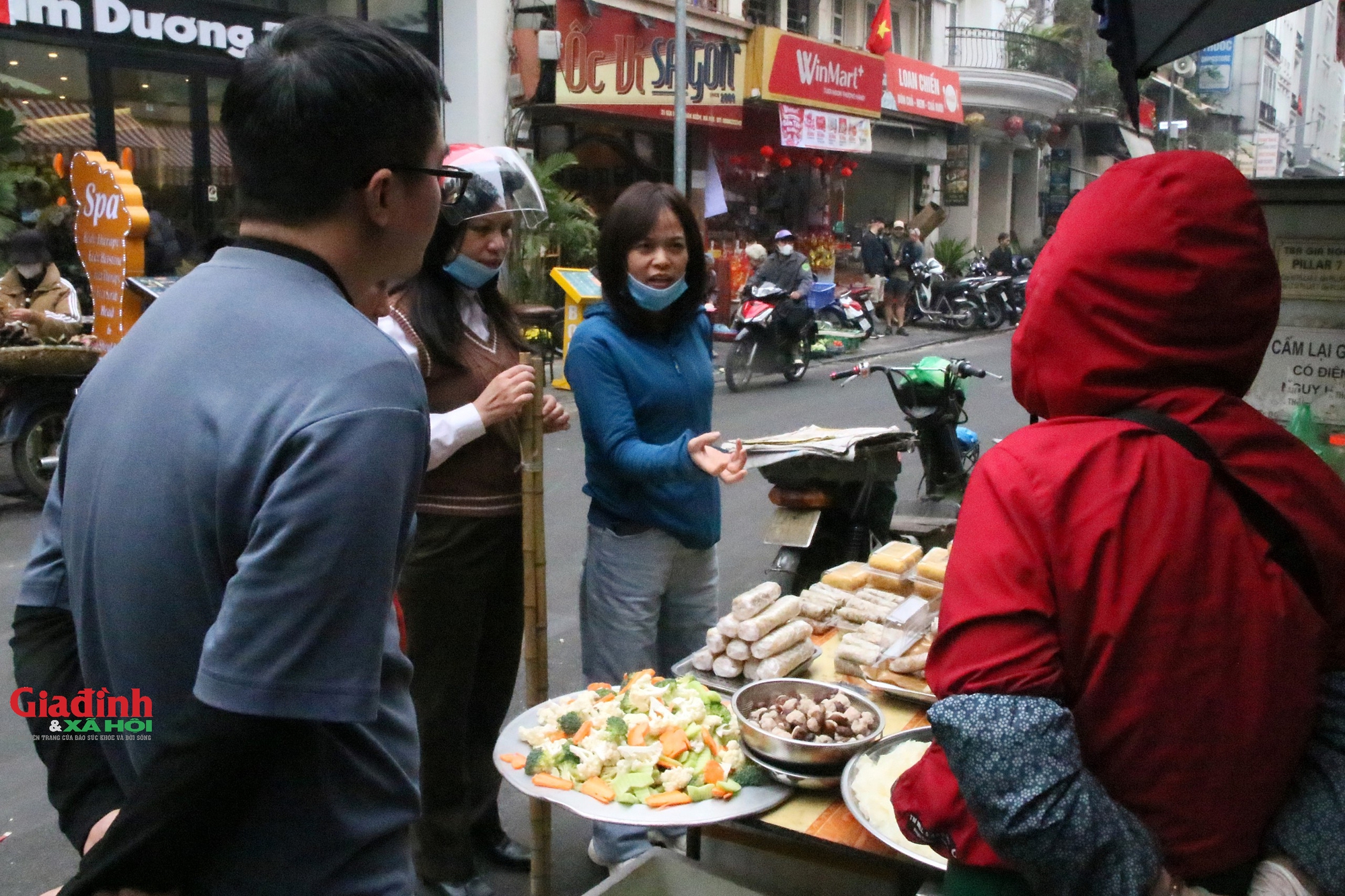 Hà Nội: Người dân chen chân đi 'chợ nhà giàu' mua đồ cúng ông Công, ông Táo - Ảnh 9.