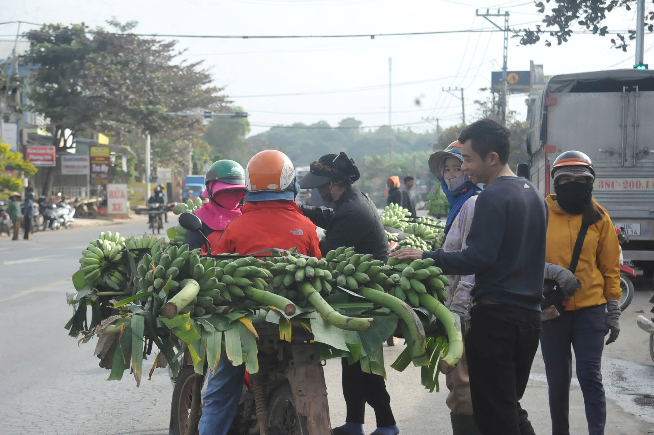 Phiên chợ đặc biệt ở vùng biên bán duy nhất một mặt hàng- Ảnh 5.