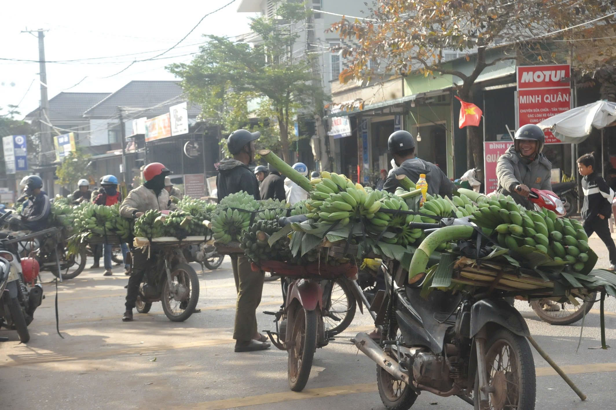 Phiên chợ đặc biệt ở vùng biên bán duy nhất một mặt hàng- Ảnh 3.