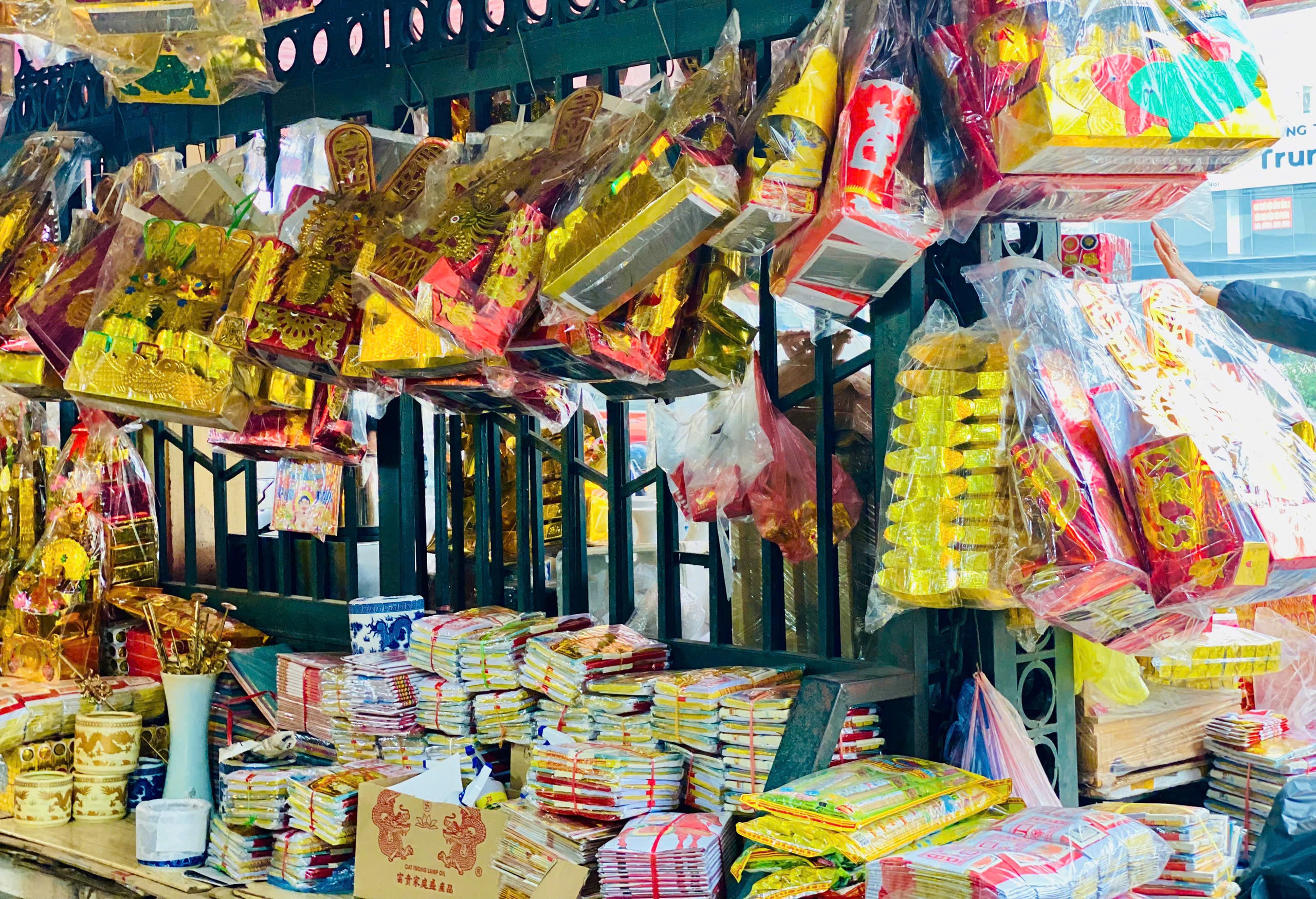 Thị trường đồ lễ cúng ông Công, ông Táo đa dạng nhưng sức mua kém- Ảnh 3.