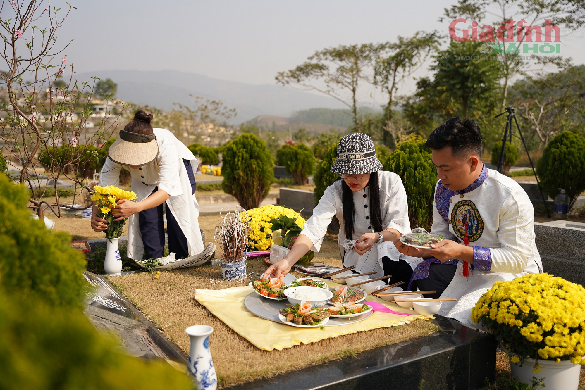 Trọn vẹn nghi thức cúng ông Công ông Táo, người dân cấp tập mang lễ đến mộ phần, mời người thân trở về đón Tết cùng con cháu - Ảnh 9.