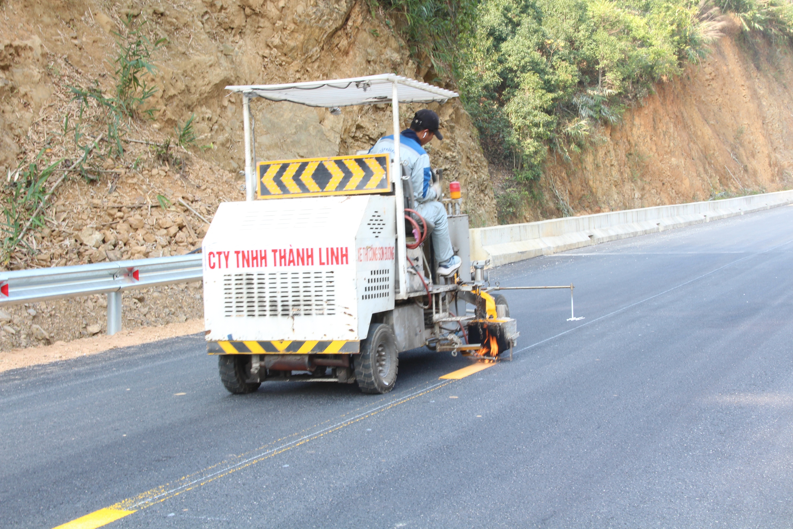 Toàn cảnh tuyến đường hơn 2.300 tỷ đồng ở Bắc Kạn sắp hoàn thiện - Ảnh 9.