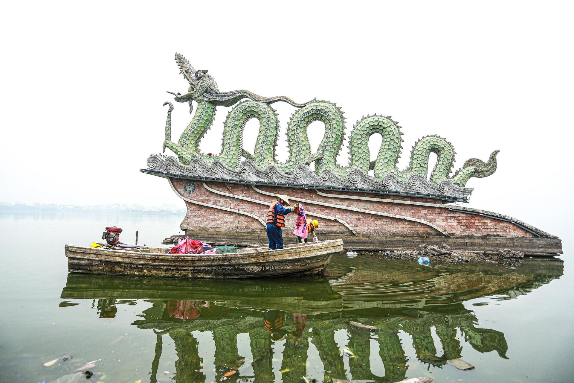 Cá chép 'đu dây' xuống sông Hồng tiễn ông Công ông Táo về trời - Ảnh 19.