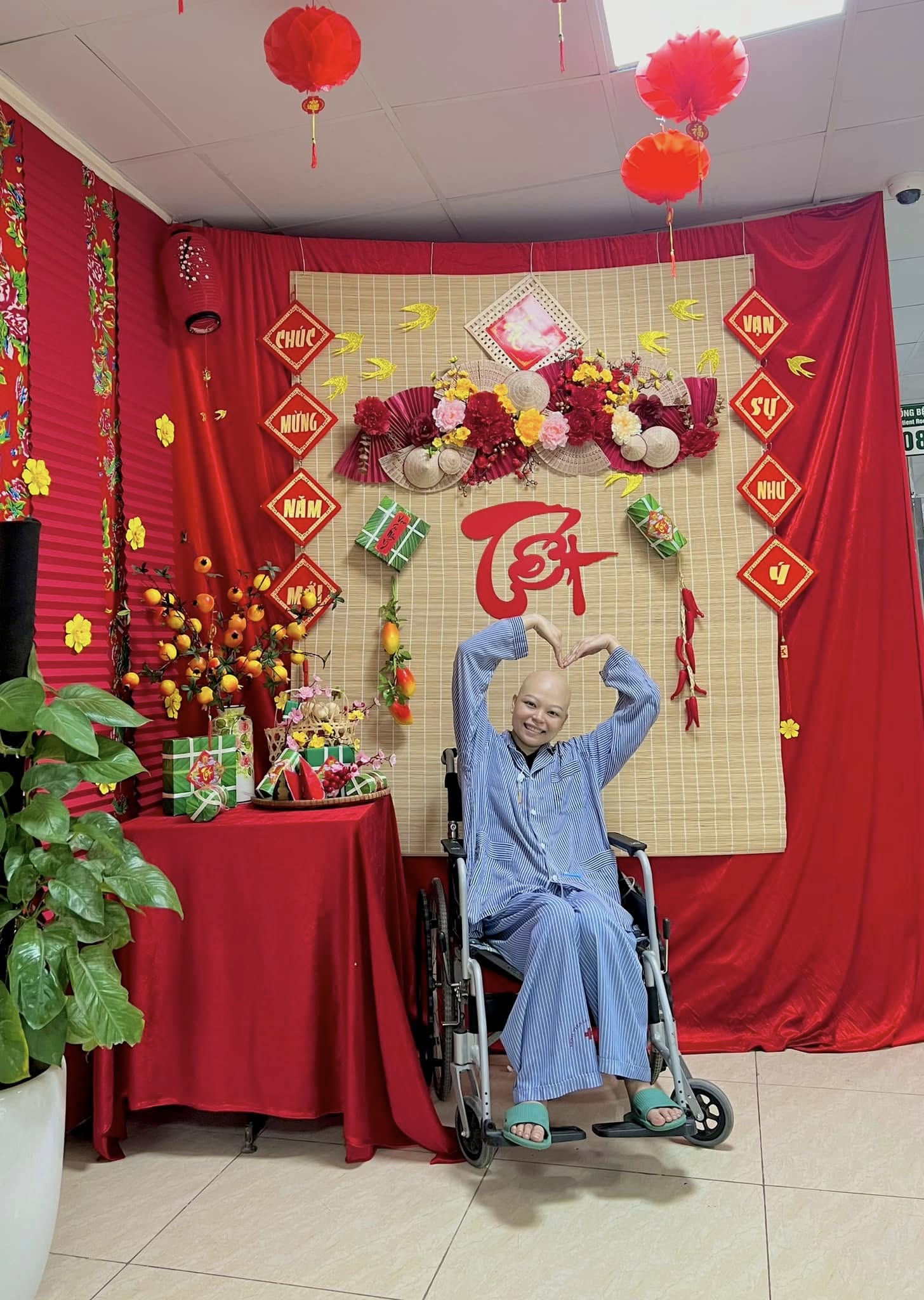 Ấm lòng chuyến xe từ thiện chở nữ chiến sĩ công an bị ung thư về quê ăn Tết - Ảnh 1.