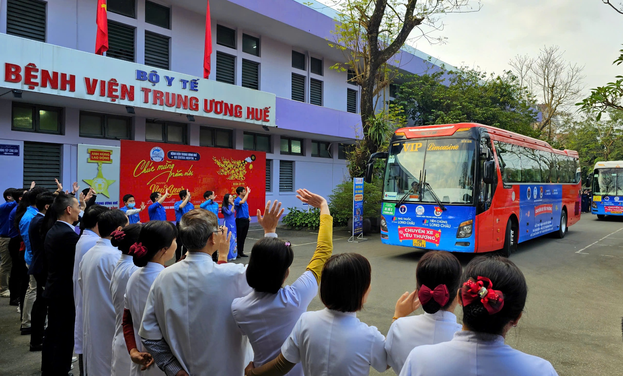 benh-nhan-xuc-dong-khi-duoc-ve-que-don-tet-tren-chuyen-xe-yeu-thuong-3-173760144072326404180-1737613604987-17376136050861966641157.jpeg