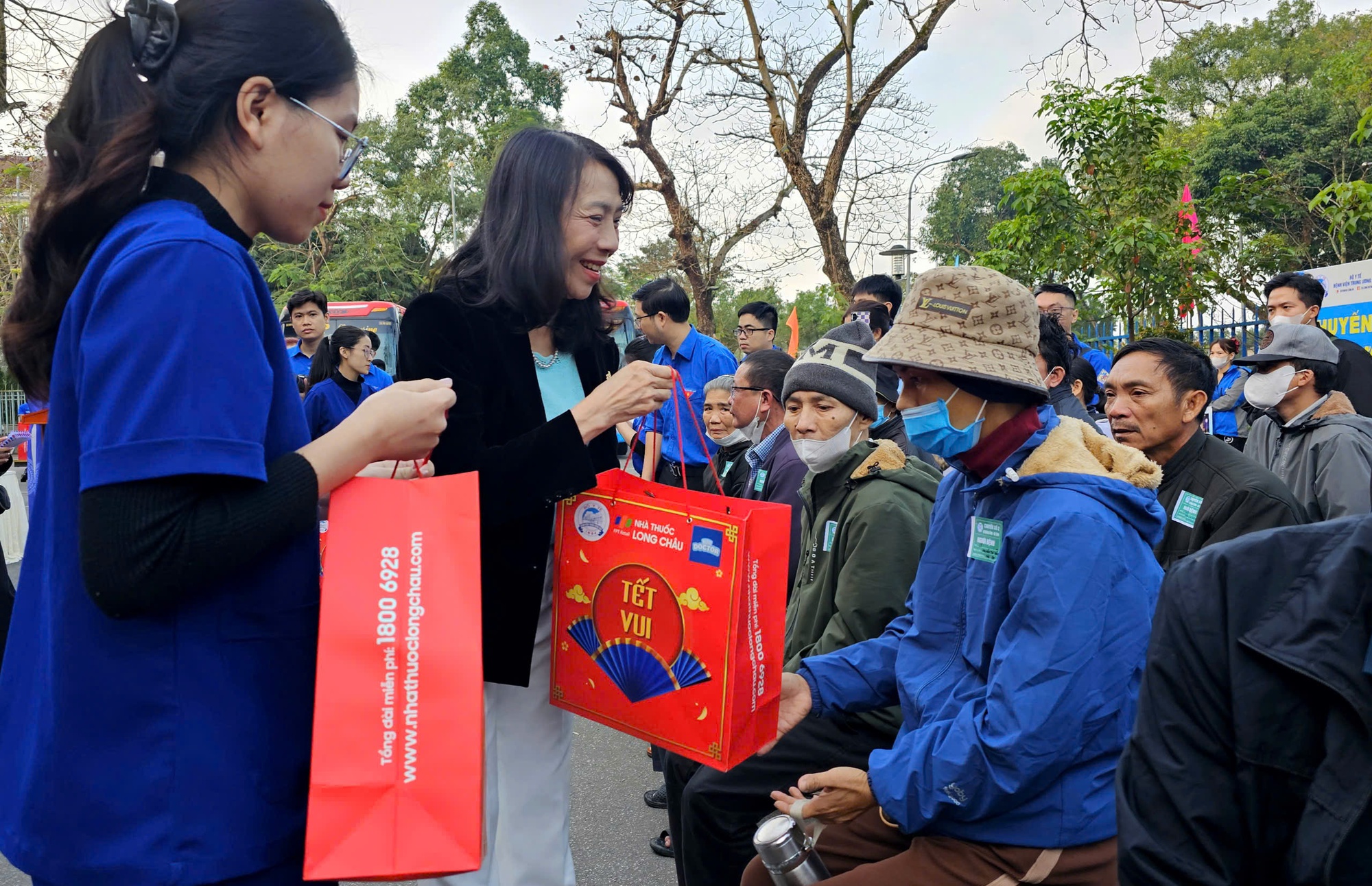 benh-nhan-xuc-dong-khi-duoc-ve-que-don-tet-tren-chuyen-xe-yeu-thuong-5-17376011614731497364065-1737613598180-1737613598298729273532.jpeg