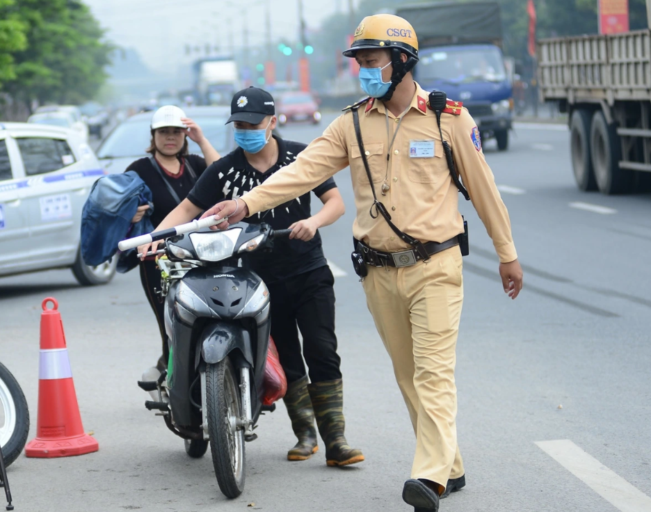 Dù không vi phạm, người tham gia giao thông vẫn phải dừng xe để CSGT kiểm tra trong 4 trường hợp này- Ảnh 1.