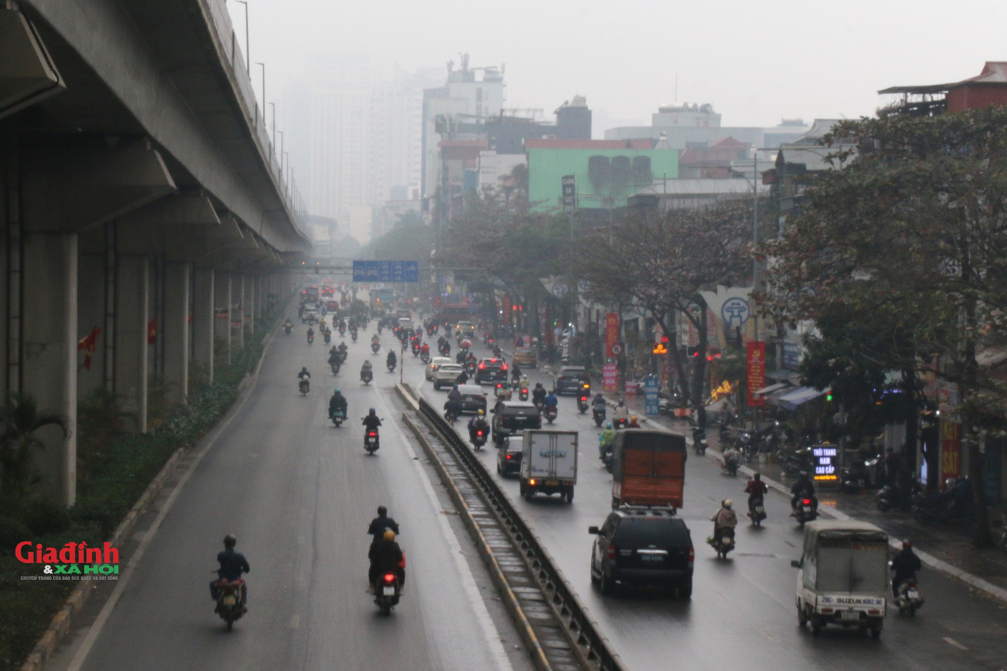 Người dân 'tay xách, nách mang' rời Thủ đô về quê ăn Tết- Ảnh 13.