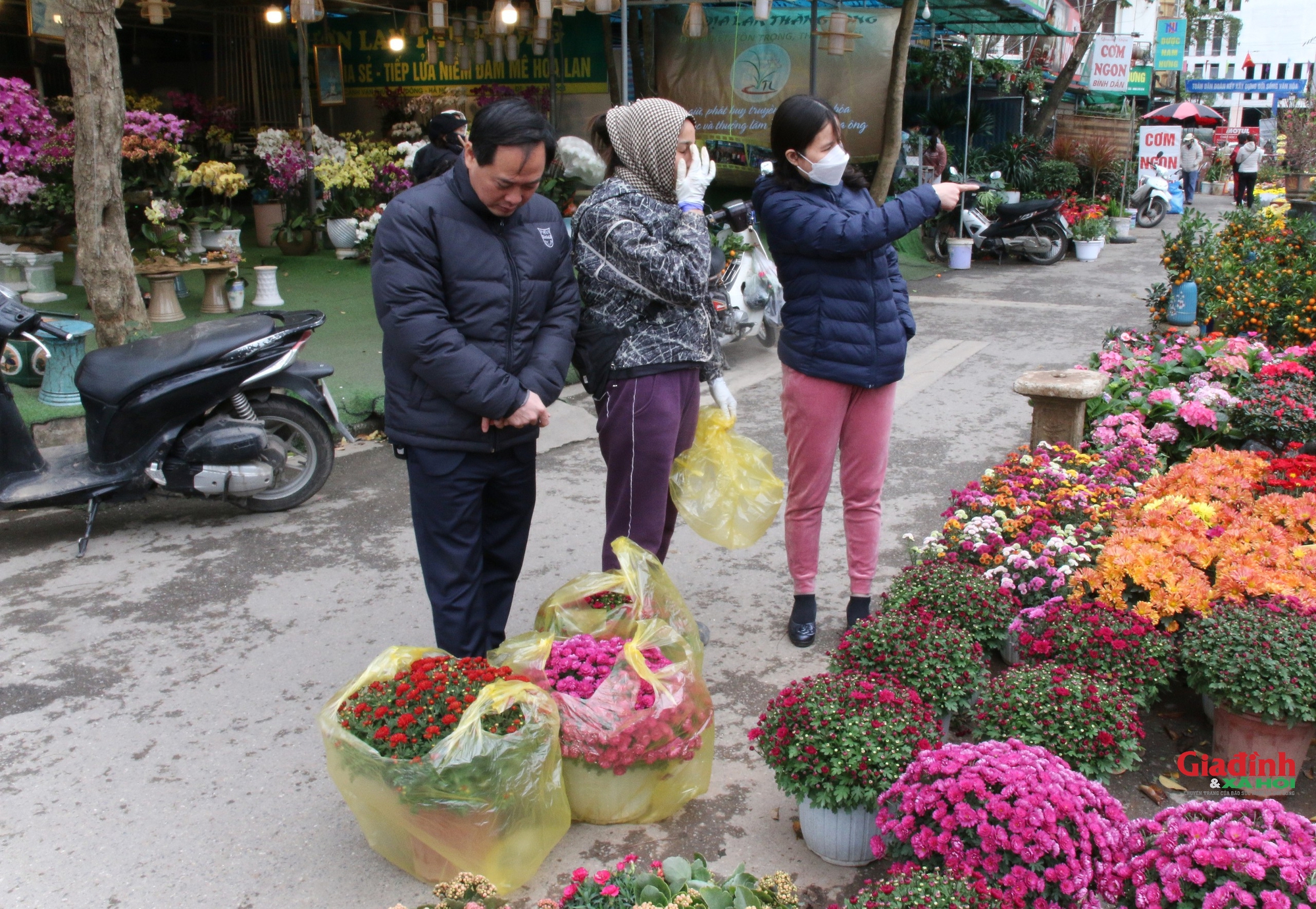 Thăm chợ hoa lâu đời bậc nhất Thủ đô những ngày giáp Tết - Ảnh 2.