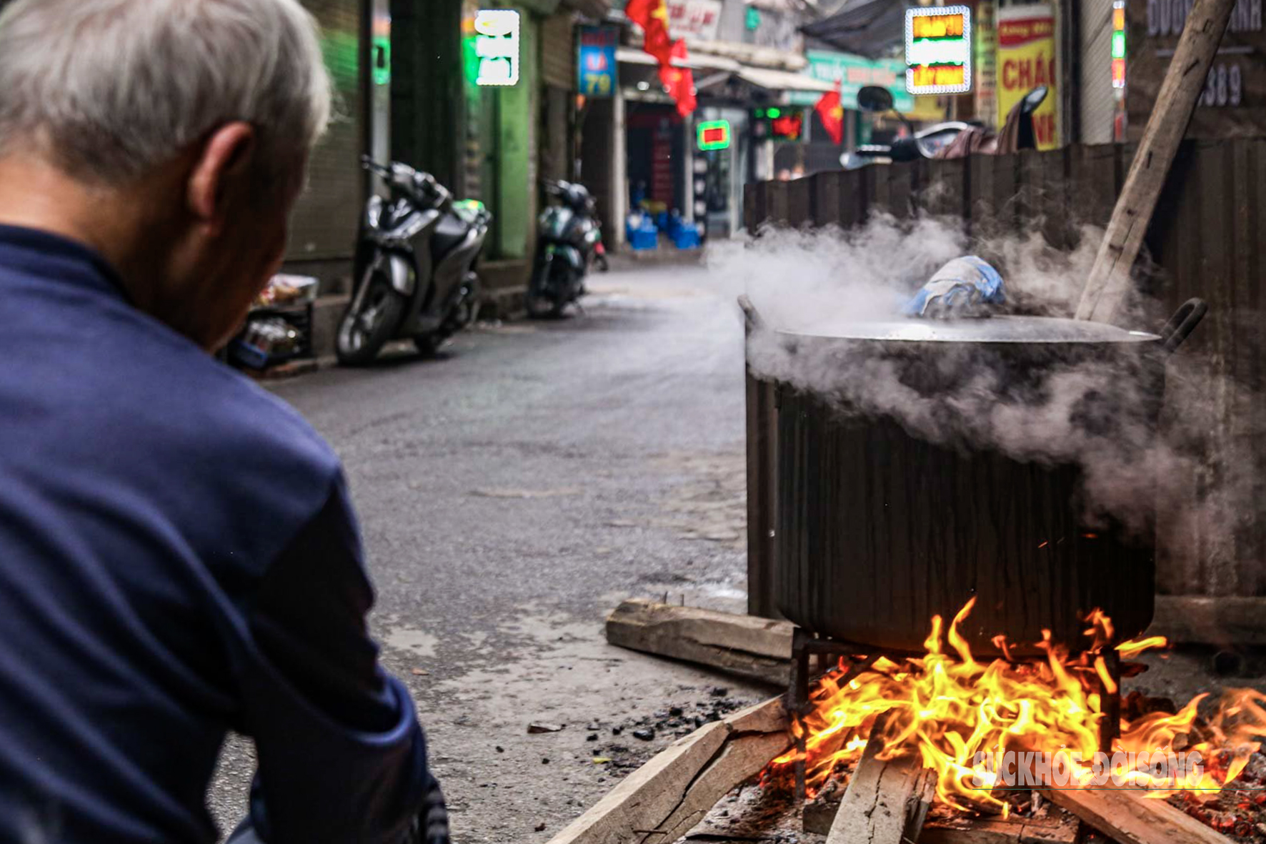 nguoi-ha-noi-bac-bep-cui-luoc-banh-chung-tren-he-pho-3-1737824811625345434979-1737852559586-1737852559876443395141.jpg