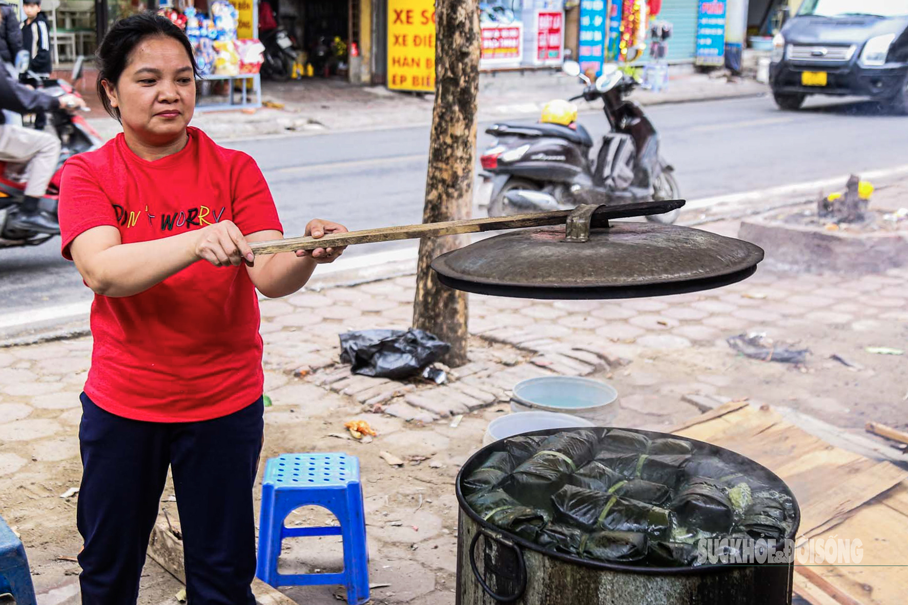 nguoi-ha-noi-bac-bep-cui-luoc-banh-chung-tren-he-pho-7-1737824659495456498177-1737852569801-17378525700261989722696.jpg