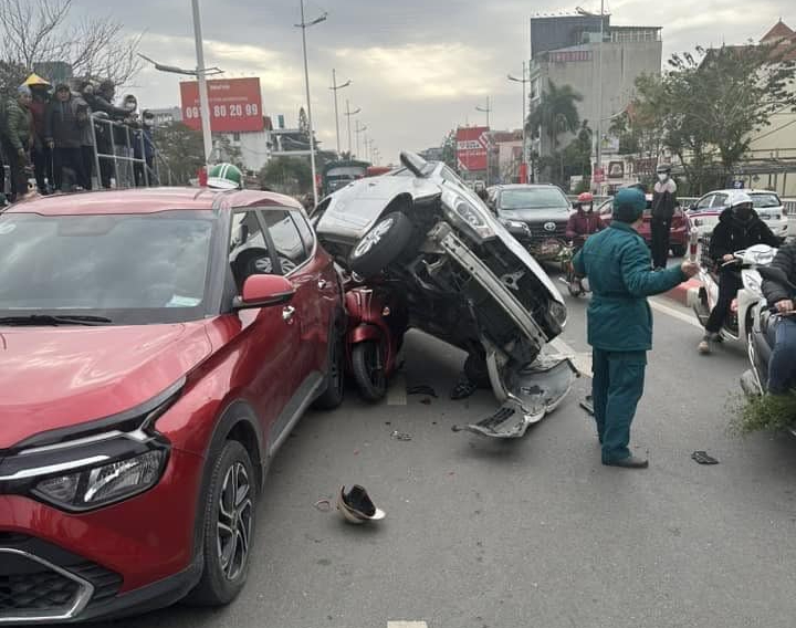 Hà Nội: Xe ô tô con mất lái, gây tai nạn liên hoàn trên đường Âu Cơ- Ảnh 2.