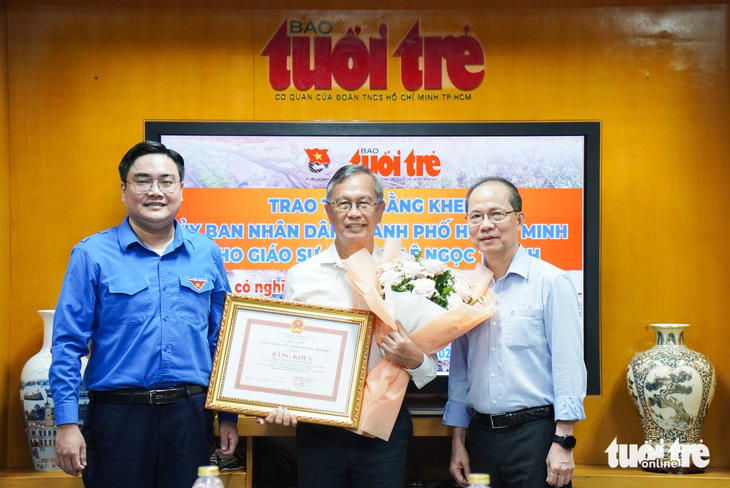 Gặp lại Giáo sư về hưu tặng sổ tiết kiệm 1 tỷ đồng cho đồng bào miền Bắc: Thực hành điều thiện cũng chính là bổn phận - Ảnh 2. Gặp lại Giáo sư về hưu tặng sổ tiết kiệm 1 tỷ đồng cho đồng bào miền Bắc: Thực hành điều thiện cũng chính là bổn phận - Ảnh 2.