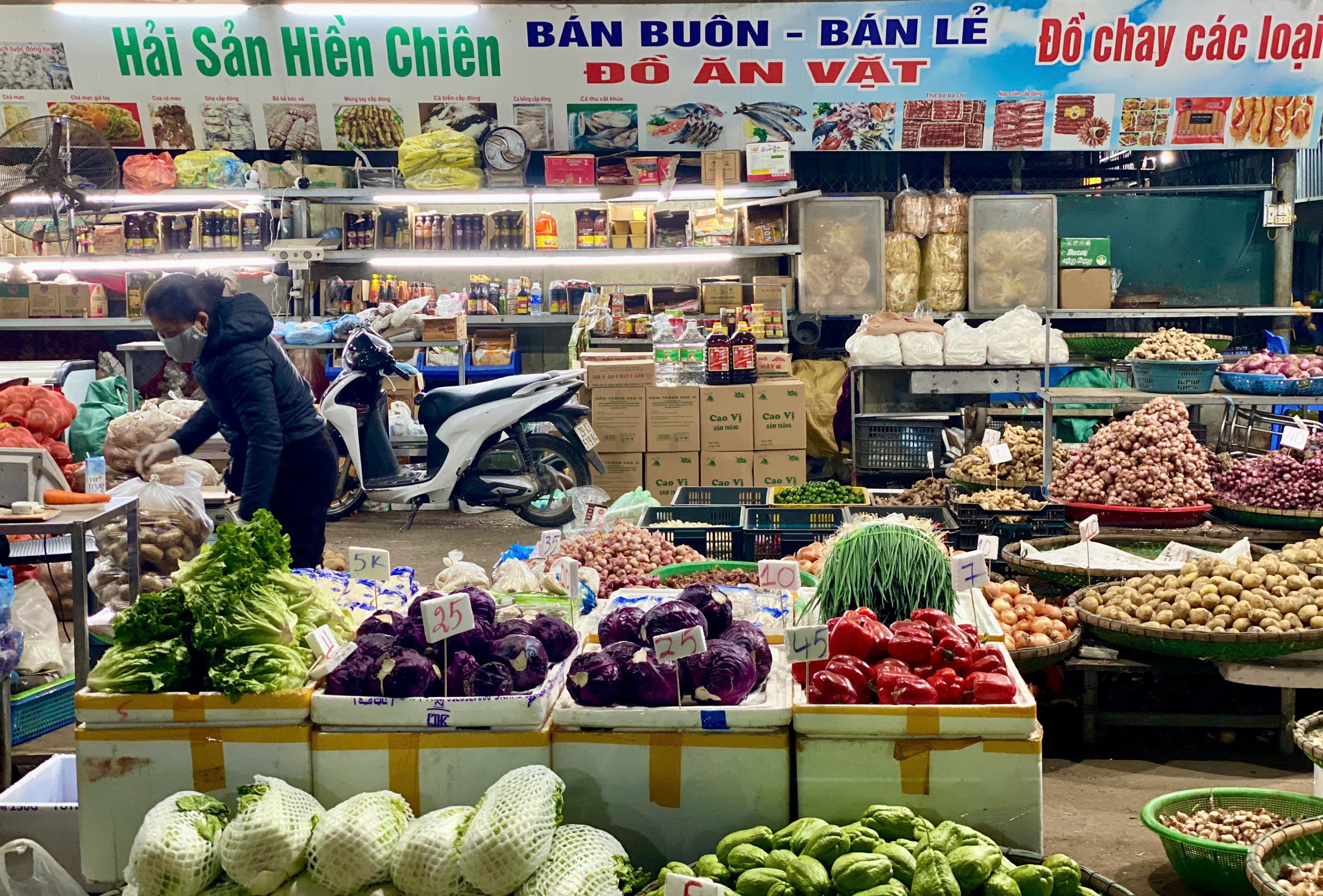 Chợ đầu mối nông sản đa dạng các mặt hàng phục vụ người dân ngày đầu năm mới 2025- Ảnh 1.