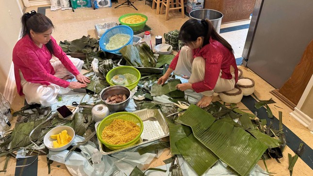 gia-dinh-thu-an-mac-ao-dai-cung-nhau-goi-banh-chung-don-tet-8316-9923-1738111153126-17381111545092060921979.jpg