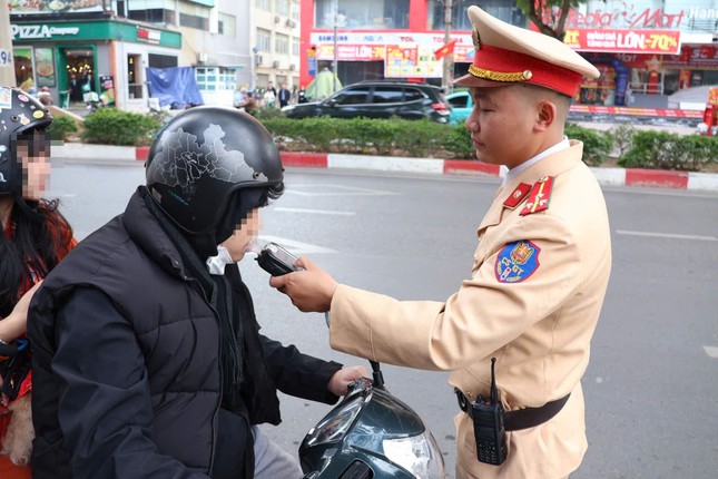 Hà Nội: Nhiều tài xế bị phạt vì 'cốc bia chúc Tết' - Ảnh 2.