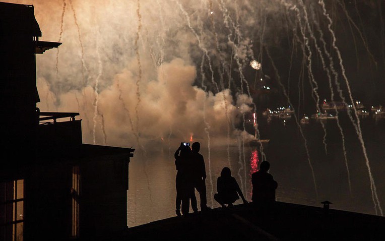 firework-smoke-valparaiso-chris-goldberg-17357364793691219123901-12-0-575-900-crop-1735736491231307249486-1735863970153-1735863970395316439658.jpg