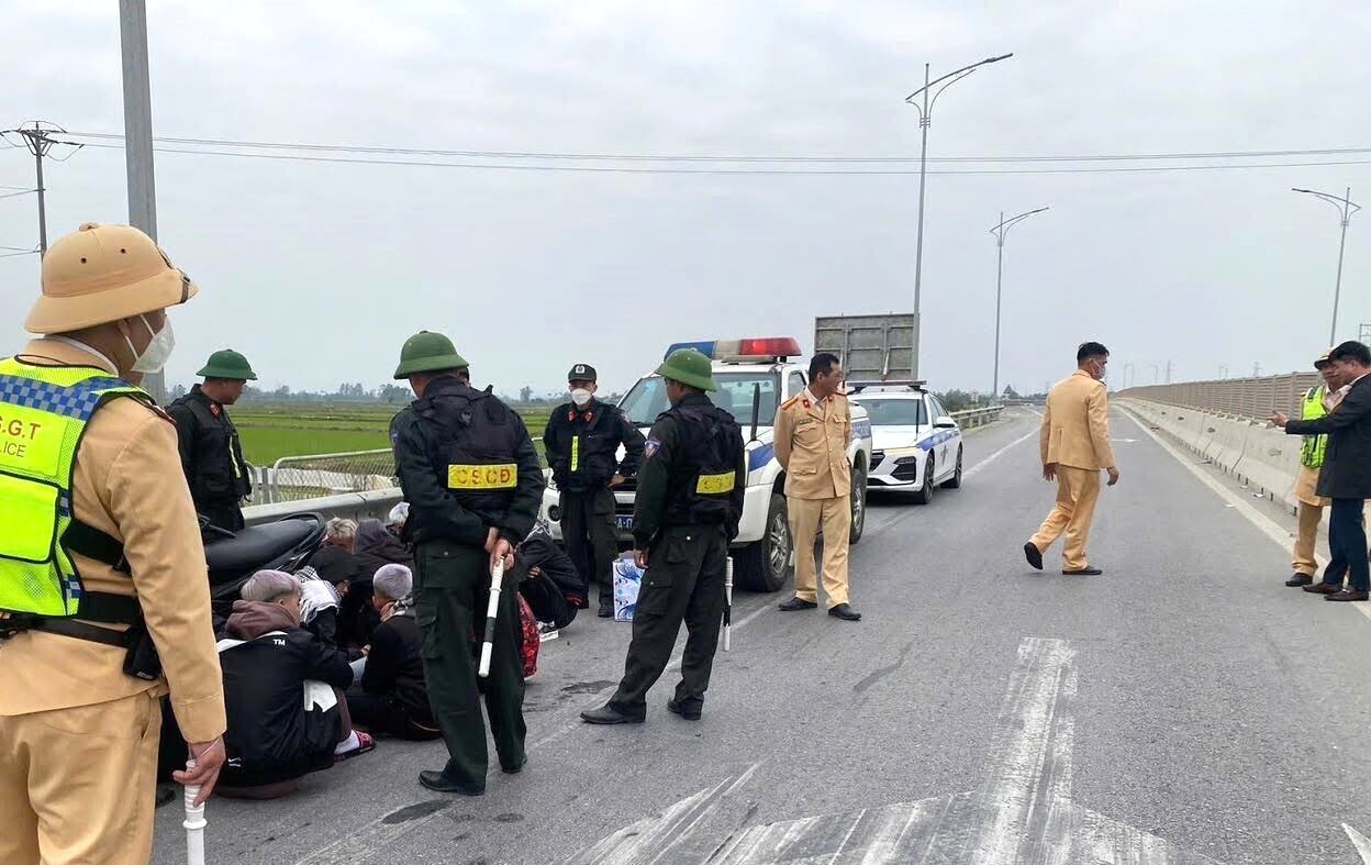 Ngang nhiên đi xe máy trên cao tốc, nhóm 11 thanh thiếu niên bị phạt nặng- Ảnh 1.