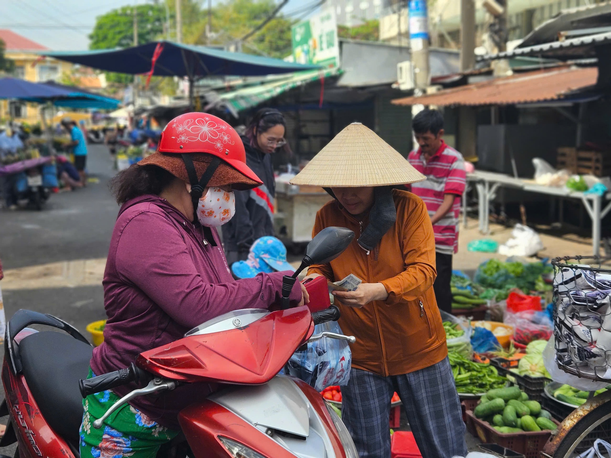 Siêu thị, chợ mùng 2 Tết: Khách &quot;lao vào&quot; quầy thực phẩm tươi sống- Ảnh 11.