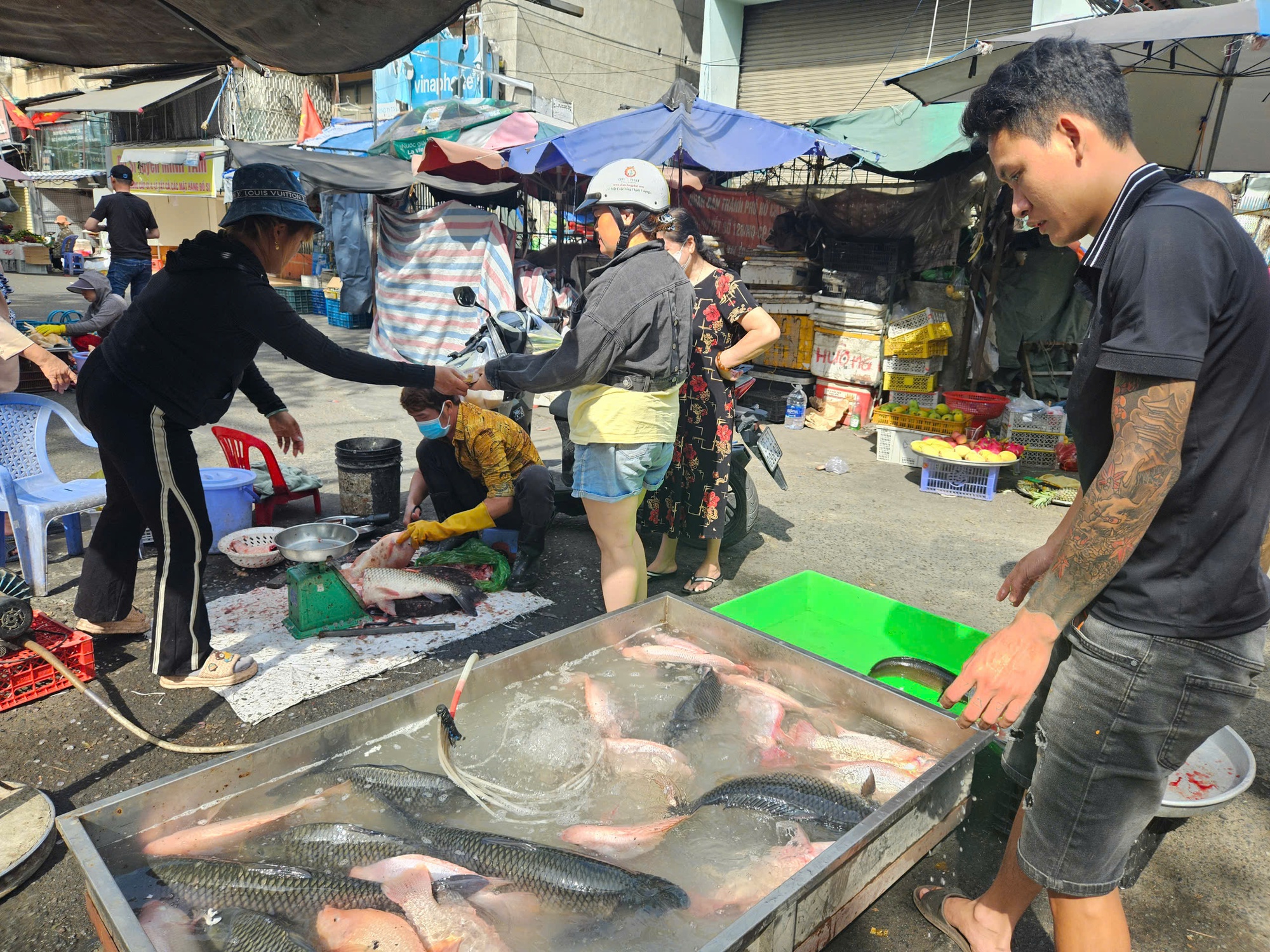 Siêu thị, chợ mùng 2 Tết: Khách &quot;lao vào&quot; quầy thực phẩm tươi sống- Ảnh 10.