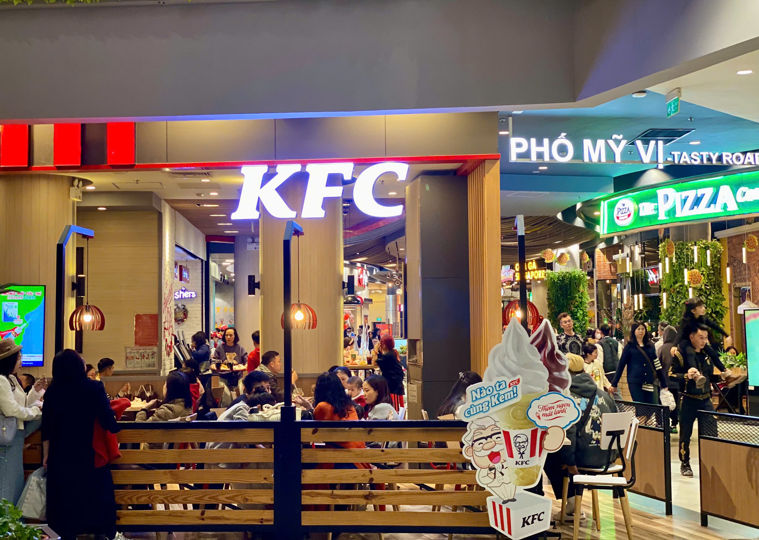 Hàng ăn, quán nước chật kín khách ngày đầu năm mới 2025- Ảnh 5.