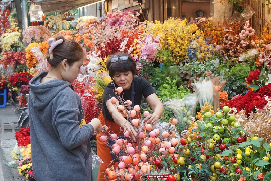 Hà Nội rực rỡ phố hoa lụa ngày gần Tết - Ảnh 11.