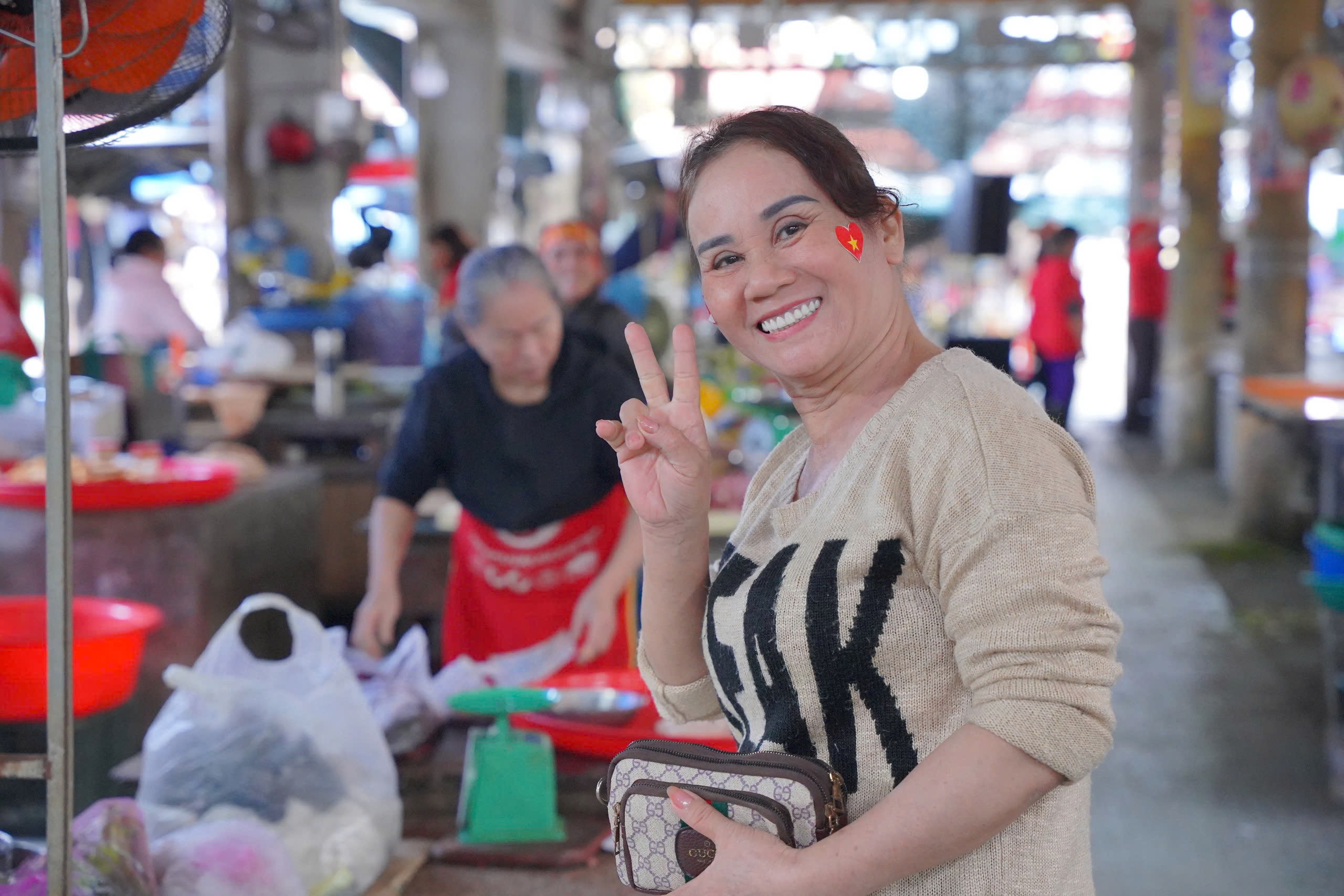 Tiểu thương 'nhuộm đỏ' chợ tiếp sức đội tuyển Việt Nam đá chung kết- Ảnh 5.