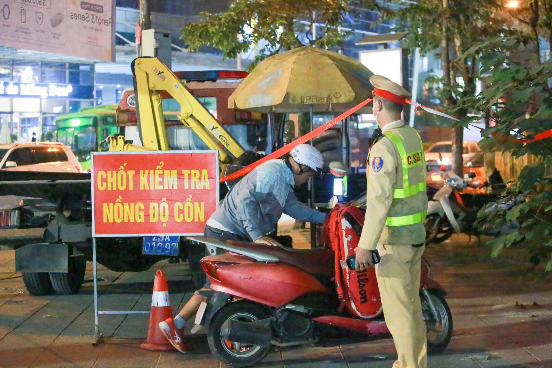 Nhiều người vẫn vi phạm nồng độ cồn, có trường hợp khoác ba lô 'bỏ về'- Ảnh 7.