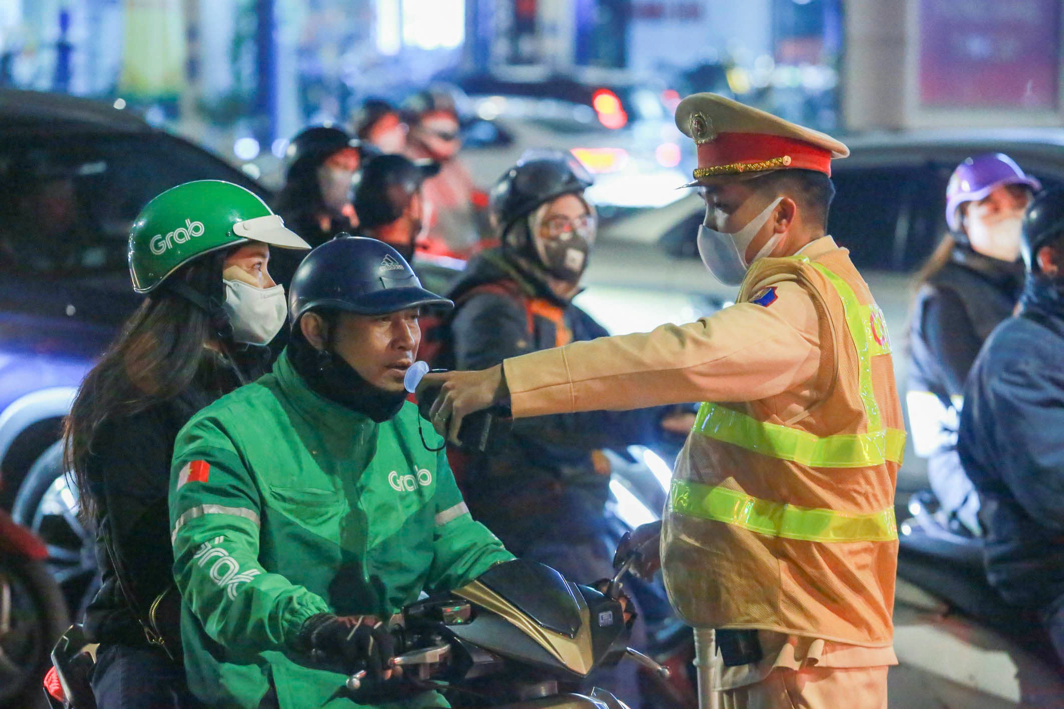 Nhiều người vẫn vi phạm nồng độ cồn, có trường hợp khoác ba lô 'bỏ về'- Ảnh 3.