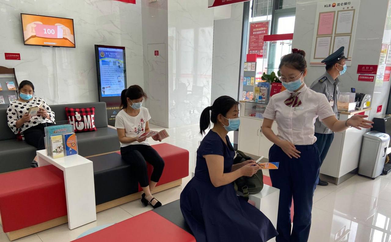 A woman deposited 34 billion VND in savings, but after 4 months, she only had 200,000 VND left: What happened when transacting at the bank? - Photo 2. Người phụ nữ gửi tiết kiệm 34 tỷ đồng, 4 tháng sau chỉ còn đúng 200 nghìn đồng: Điều gì đã xảy ra khi giao dịch tại ngân hàng? - Ảnh 2.