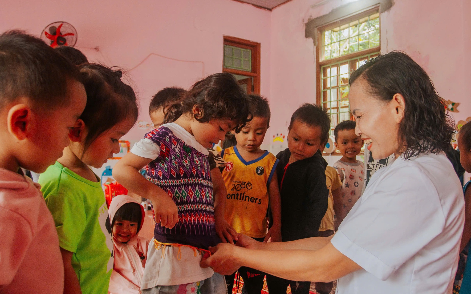 Nhiều bậc cao niên đồng bào Tà Ôi đêm đêm đến lớp học i tờ - Ảnh 5. Nhiều bậc cao niên đồng bào Tà Ôi đêm đêm đến lớp học i tờ - Ảnh 5.